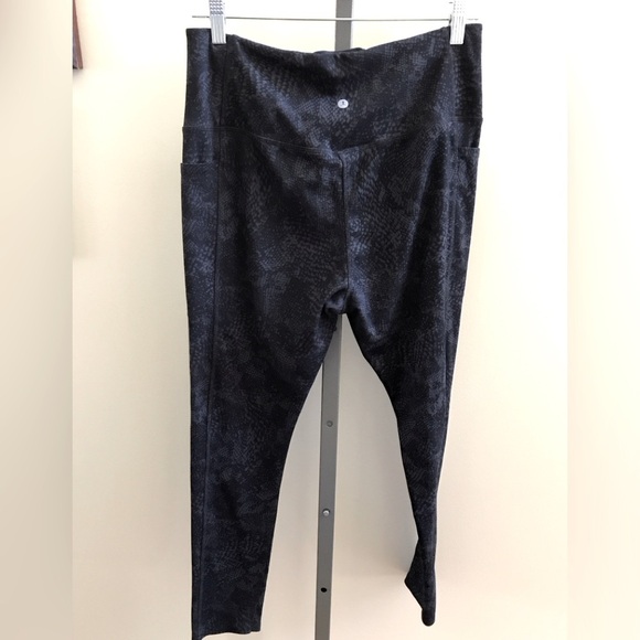 Danskin Leggings, Black Patterned,  Ankle length, Pockets,  Large, NWOT - Picture 1 of 2